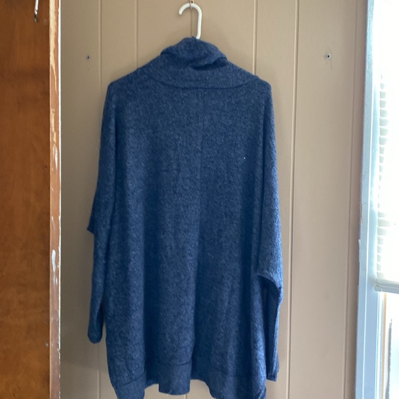 Blue oversized turtleneck sweater. Size medium - Picture 5 of 5